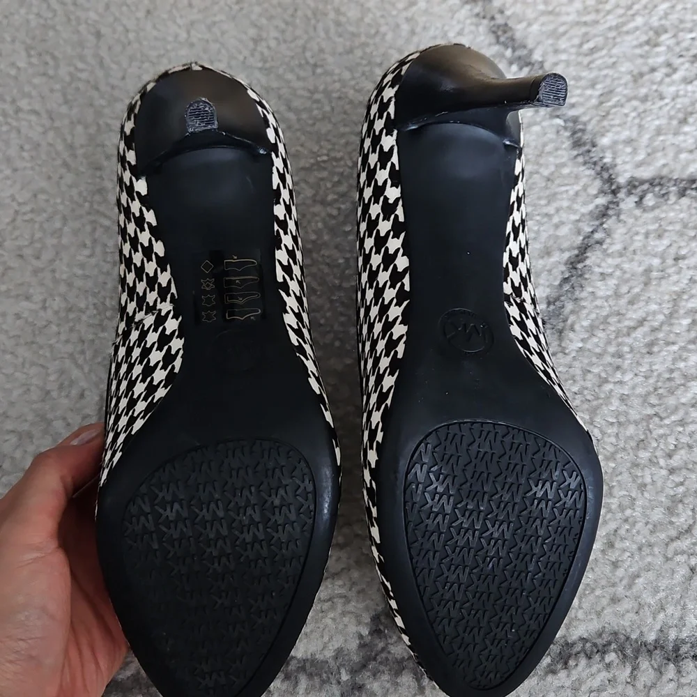 Michael Kors Dorothy Flex Black and White Calf Hair Houndstooth Pumps, Size 7 - Picture 5 of 6